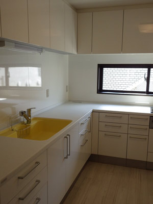 ホワイト＆イエローで明るいくポップな仕上がりに